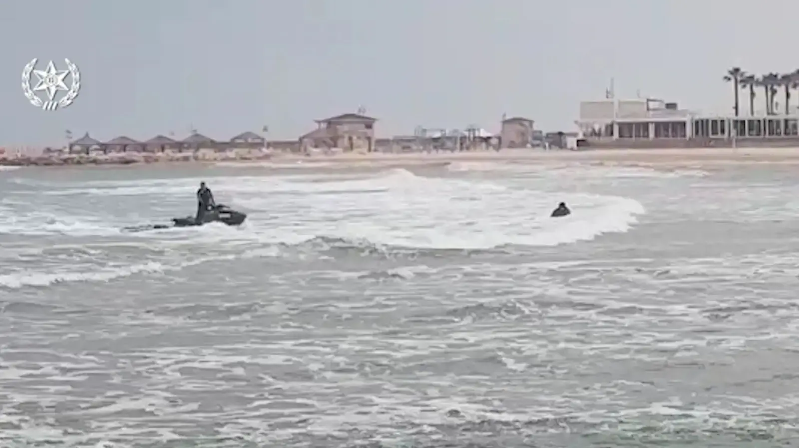 מעצר גולשים בחוף בת ים שהפרו את הנחיות הקורונה, 24 באפריל 2020 מעצר גולשים בחוף בת ים שהפרו את הנחיות הקורונה, 24 באפריל 2020