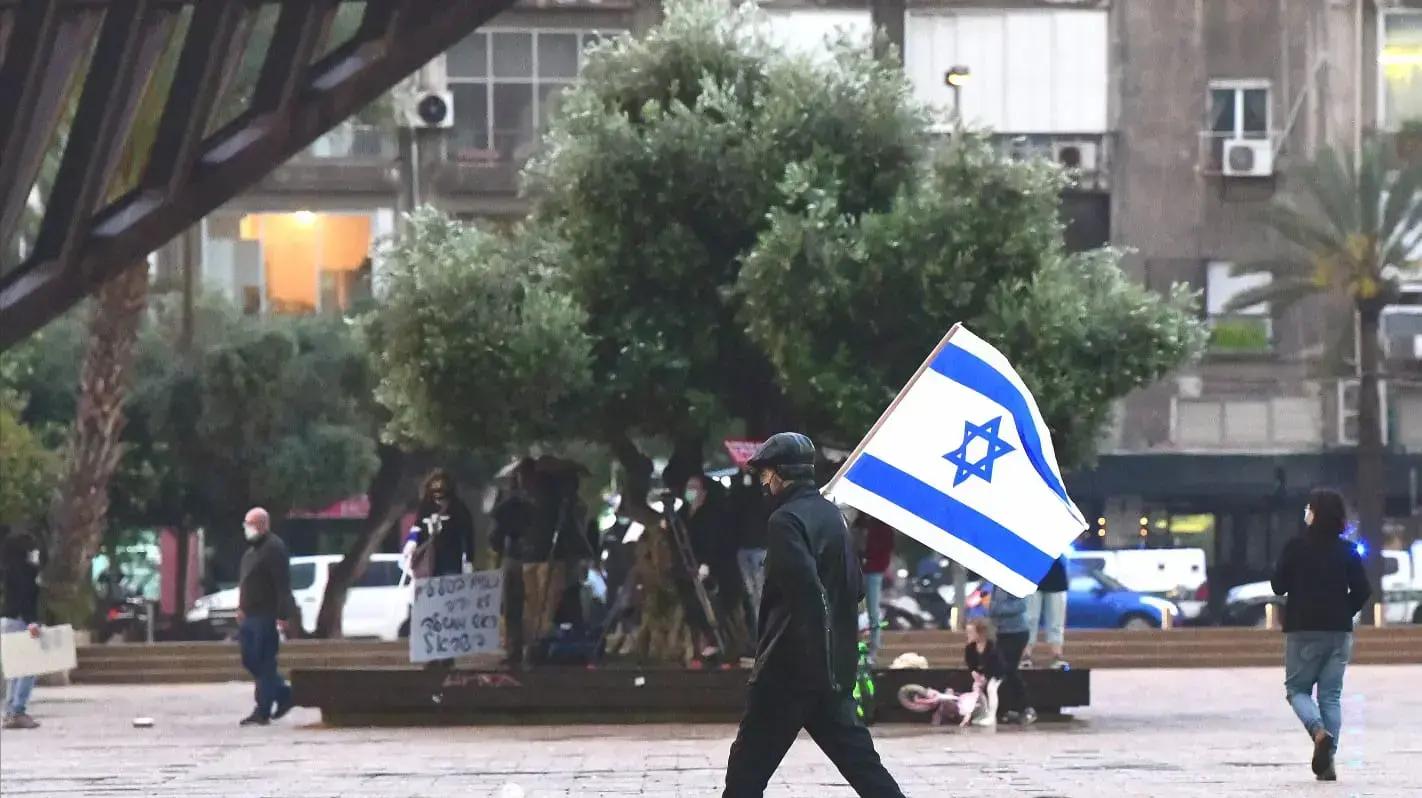 לקראת עצרת מחאה של תנועת ״הדגלים השחורים״ בכיכר רבין בתל אביב, 25 באפריל 2020 לקראת עצרת מחאה של תנועת ״הדגלים השחורים״ בכיכר רבין בתל אביב, 25 באפריל 2020