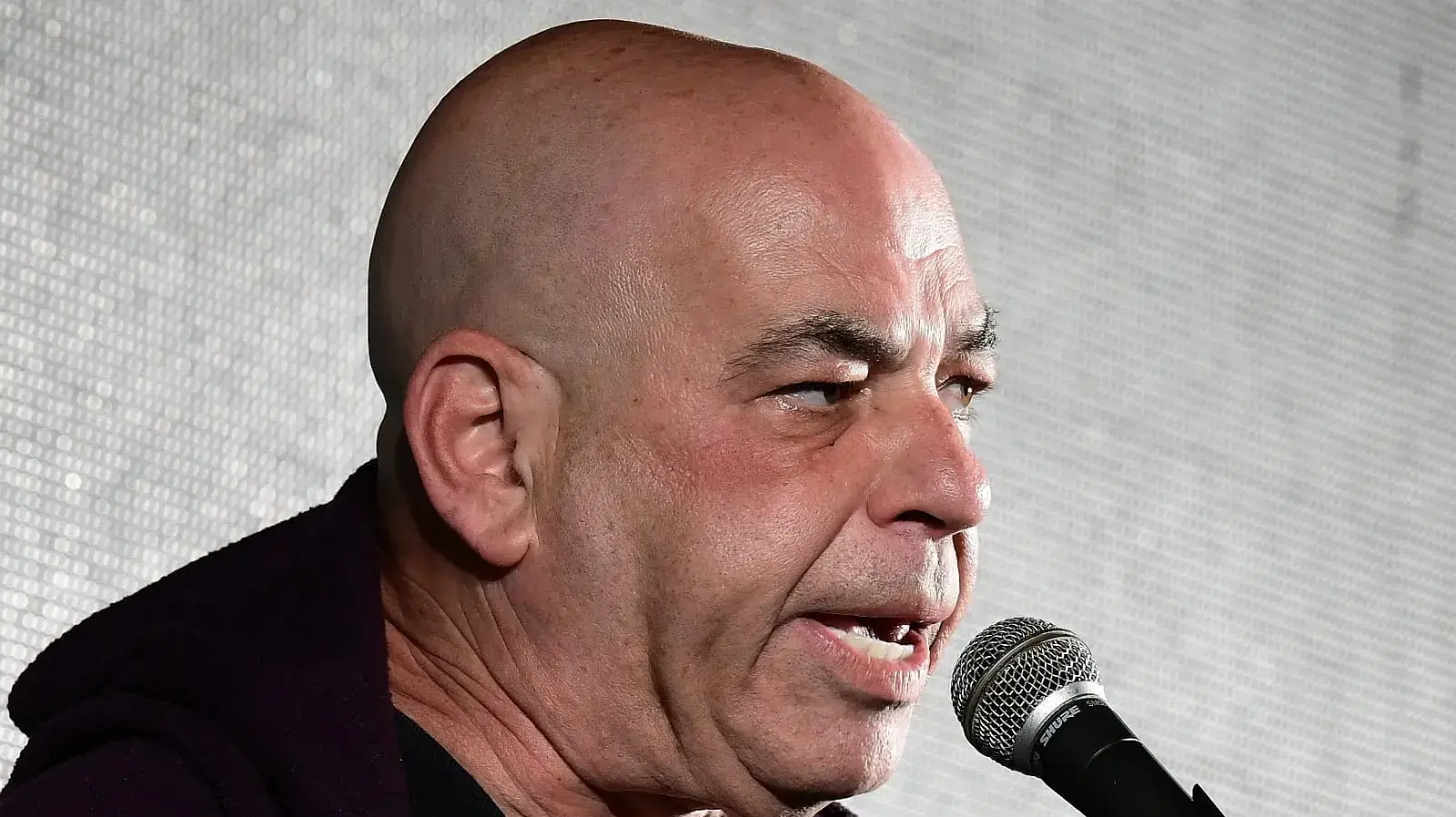 רון קופמן בעצרת מחאה של תנועת ״הדגלים השחורים״ בכיכר רבין בתל אביב, 25 באפריל 2020