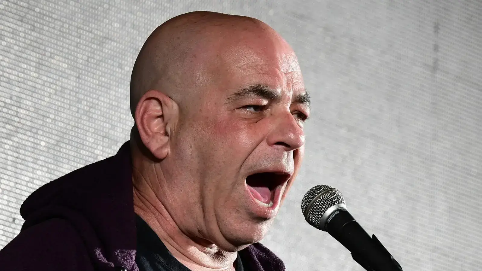 רון קופמן בעצרת מחאה של תנועת ״הדגלים השחורים״ בכיכר רבין בתל אביב, 25 באפריל 2020 רון קופמן בעצרת מחאה של תנועת ״הדגלים השחורים״ בכיכר רבין בתל אביב, 25 באפריל 2020