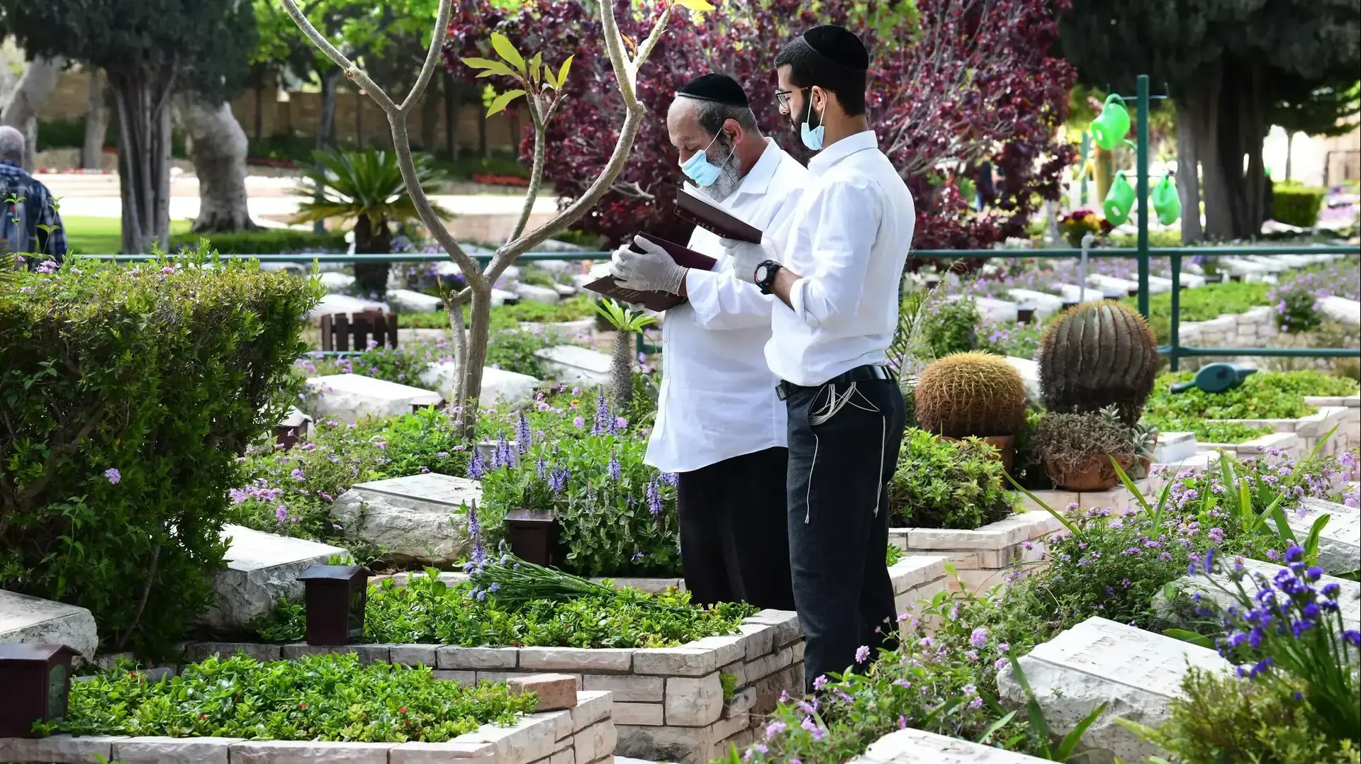 רפאל באשרי ובנו החלל אבישי בשארי ז"ל, בית הקברות קריית שאול, תל אביב 26 באפריל 2020 רפאל באשרי ובנו החלל אבישי בשארי ז"ל, בית הקברות קריית שאול, תל אביב 26 באפריל 2020