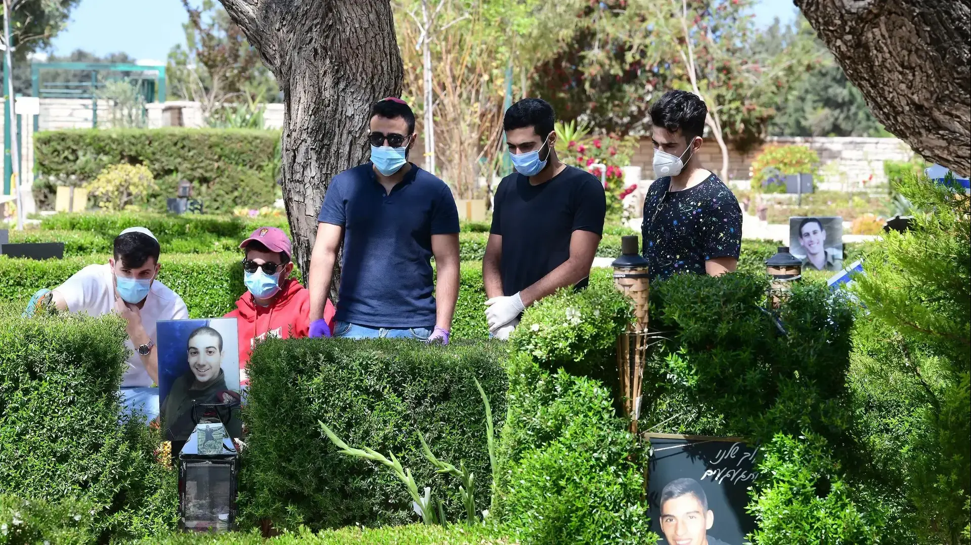 משפחתו של יובל מנע ז"ל, בית הקברות קריית שאול, תל אביב 26 באפריל 2020 משפחתו של יובל מנע ז"ל, בית הקברות קריית שאול, תל אביב 26 באפריל 2020