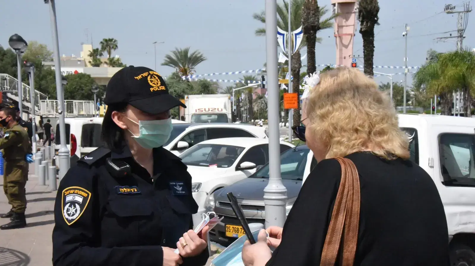המשטרה אוכפת את הנחיית חבישת המסיכות - ה-26 לאפריל 2020 המשטרה אוכפת את הנחיית חבישת המסיכות - ה-26 לאפריל 2020