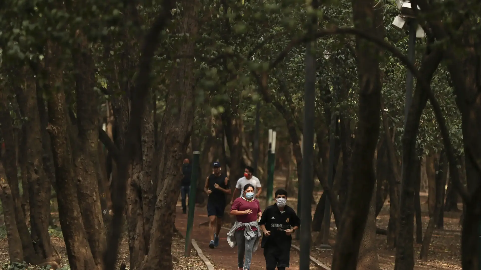 אנשים רצים בפארק במקסיקו סיטי, במהלך מגפת הקורונה. 27 באפריל 2020