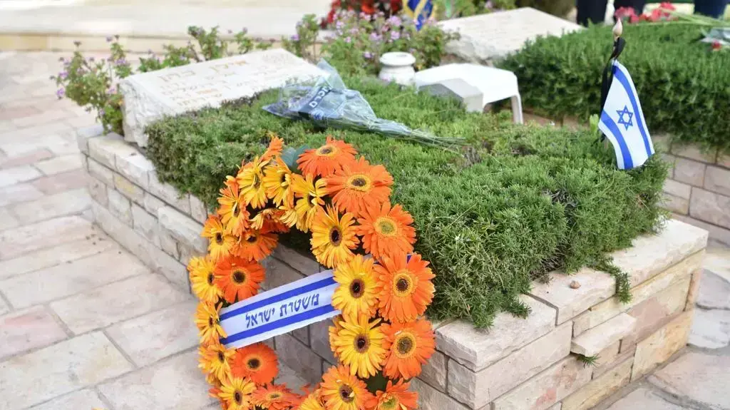 טקס הצדעה לחללי מערכות ישראל והנחת דגל הלאום על קברי חללי המשטרה בהר הרצל, 26 באפריל 2020 טקס הצדעה לחללי מערכות ישראל והנחת דגל הלאום על קברי חללי המשטרה בהר הרצל, 26 באפריל 2020
