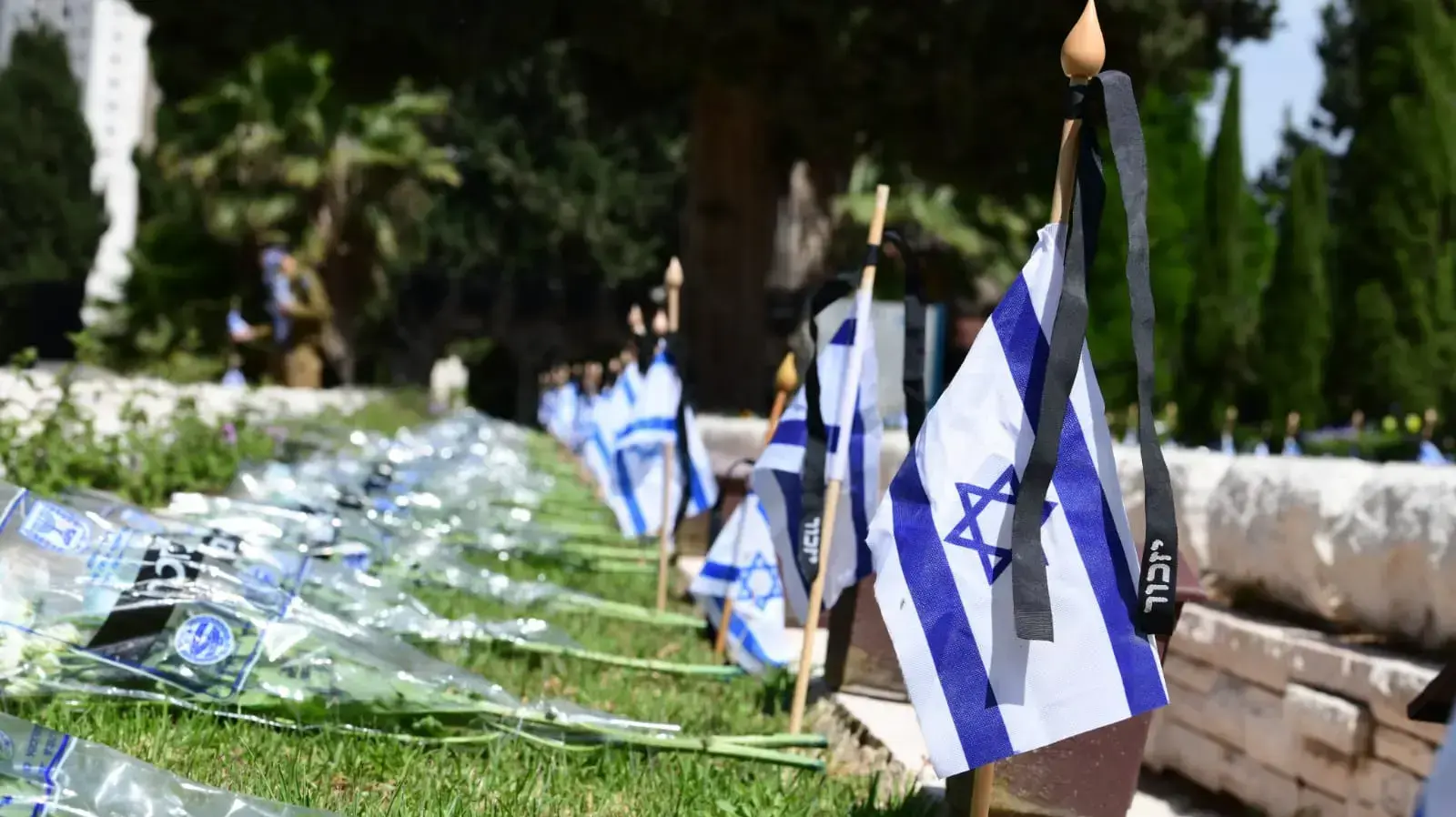בית העלמין הצבאי, נחלת יצחק, 27 באפריל 2020
קברי חללי תש"ח, 1948 בית העלמין הצבאי, נחלת יצחק, 27 באפריל 2020
קברי חללי תש"ח, 1948