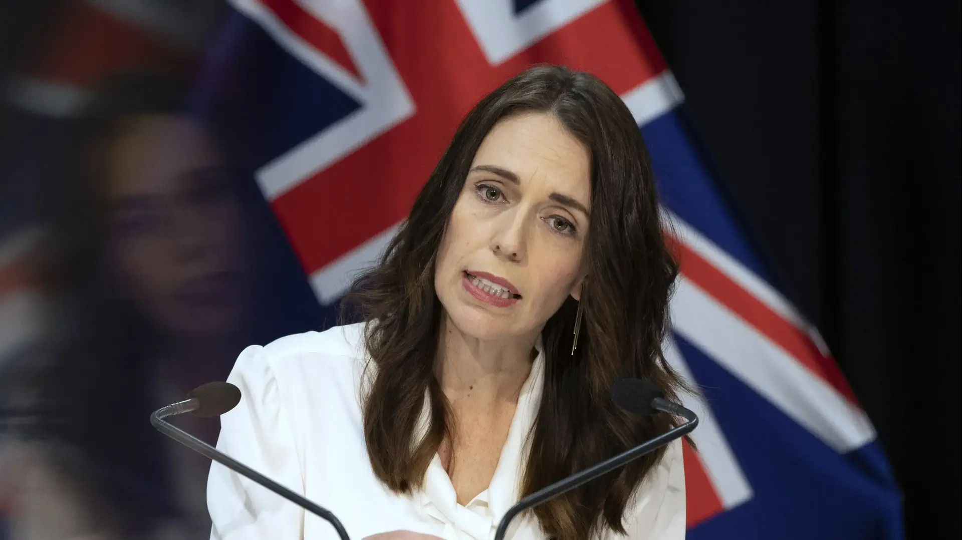 ראש ממשלת ניו זילנד, ג'סינדה ארדרן במהלך מסיבת עיתונאיים בוולינגטון 20 באפריל 20202 ראש ממשלת ניו זילנד, ג'סינדה ארדרן במהלך מסיבת עיתונאיים בוולינגטון 20 באפריל 20202