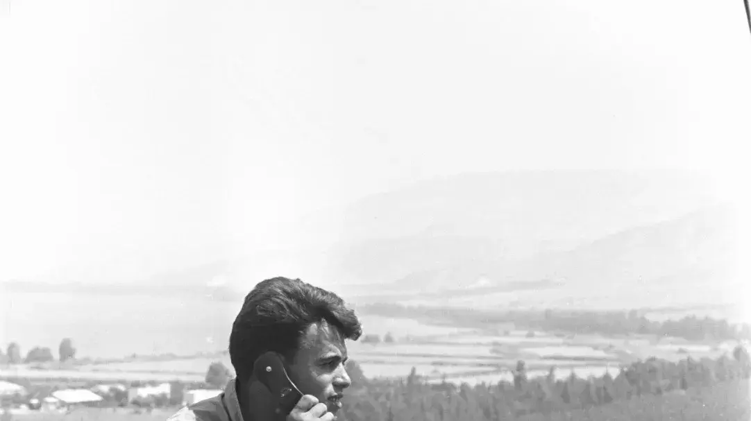 חייל מדבר במכשיר קשר.
18.7.1965
