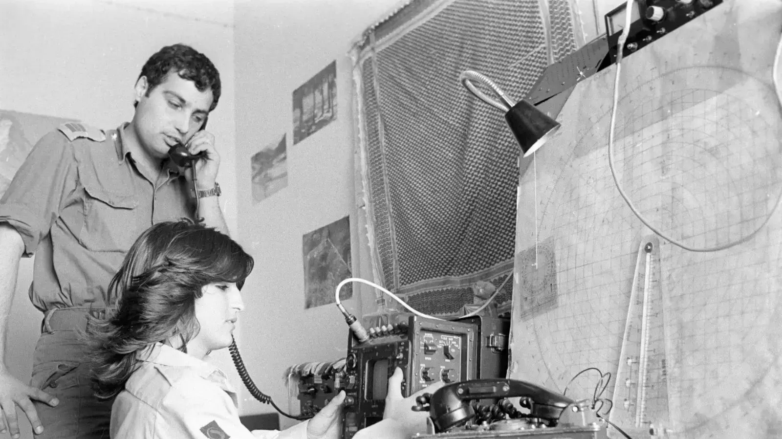 חיל הקשר, מתקני קשר שונים.

7.4.1981
