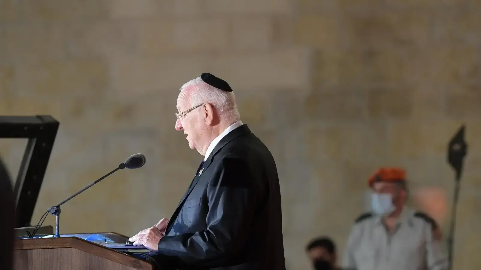נשיא המדינה, ראובן ריבלין במהלך טקס יום הזיכרון לחללי מערכות ישראל ולנפגעי פעולות האיבה ברחבת הכותל 27 באפריל 2020 נשיא המדינה, ראובן ריבלין במהלך טקס יום הזיכרון לחללי מערכות ישראל ולנפגעי פעולות האיבה ברחבת הכותל 27 באפריל 2020