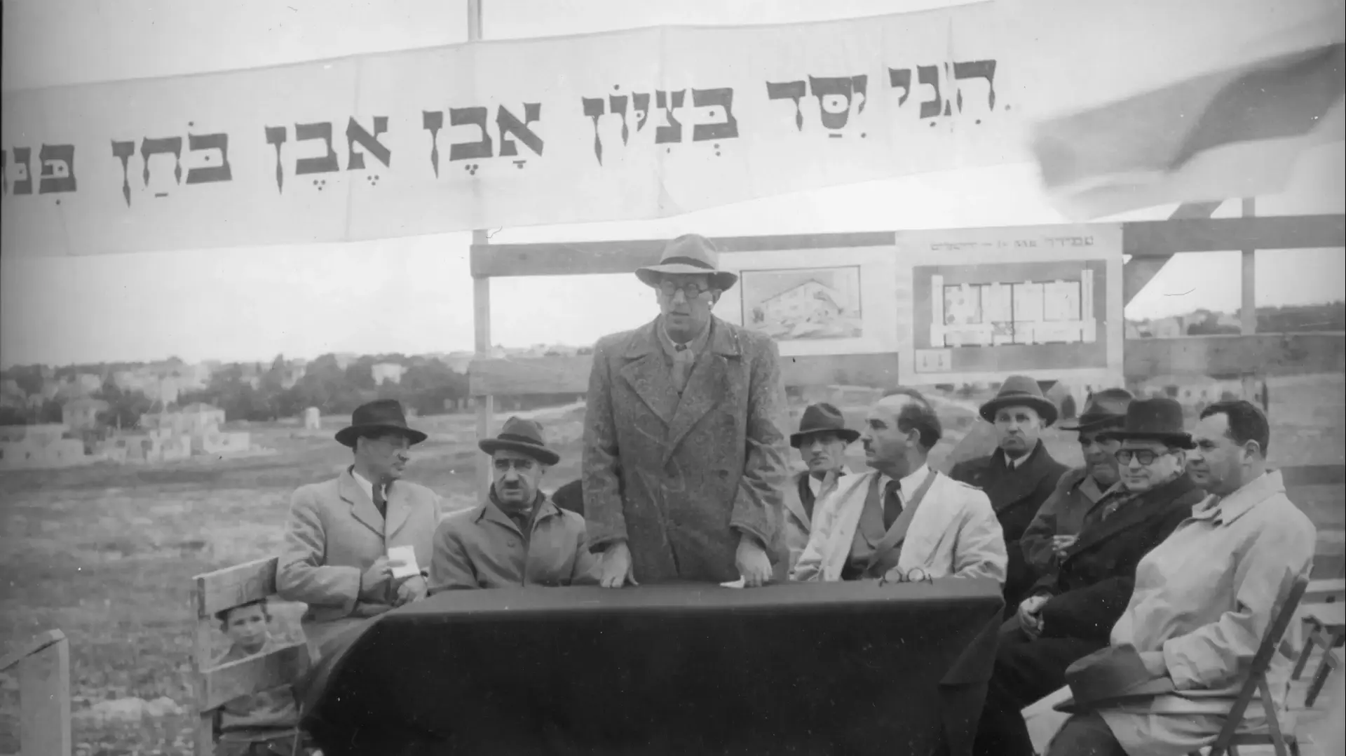 לוי אשכול באירוע הנחת אבן פינה בשכונת קטמון בירושלים, 12 בדצמבר 1949 לוי אשכול באירוע הנחת אבן פינה בשכונת קטמון בירושלים, 12 בדצמבר 1949