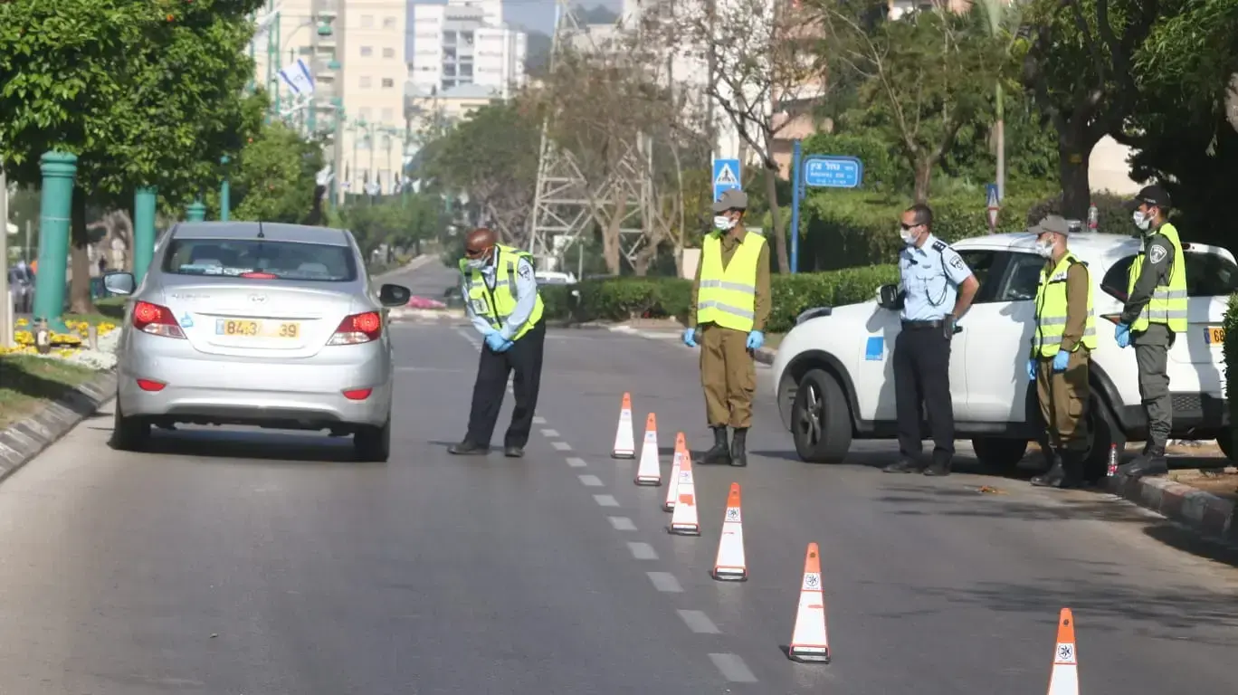 מחסום משטרתי ברחוב חטיבת הנחל בחדרה בו ממוקם בית העלמין הצבאי, יום הזיכרון תש"ף, 28 באפריל 2020 מחסום משטרתי ברחוב חטיבת הנחל בחדרה בו ממוקם בית העלמין הצבאי, יום הזיכרון תש"ף, 28 באפריל 2020
