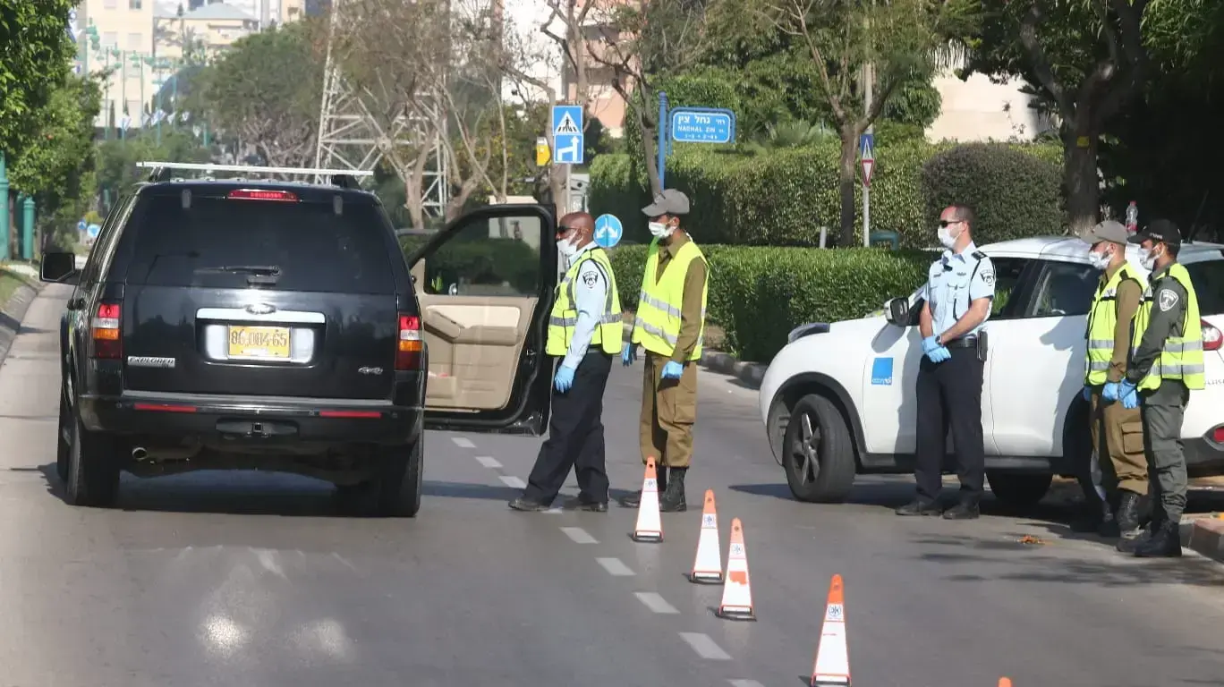 מחסום משטרתי ברחוב חטיבת הנחל בחדרה בו ממוקם  בית העלמין הצבאי, יום הזיכרון תש"ף, 28 באפריל 2020