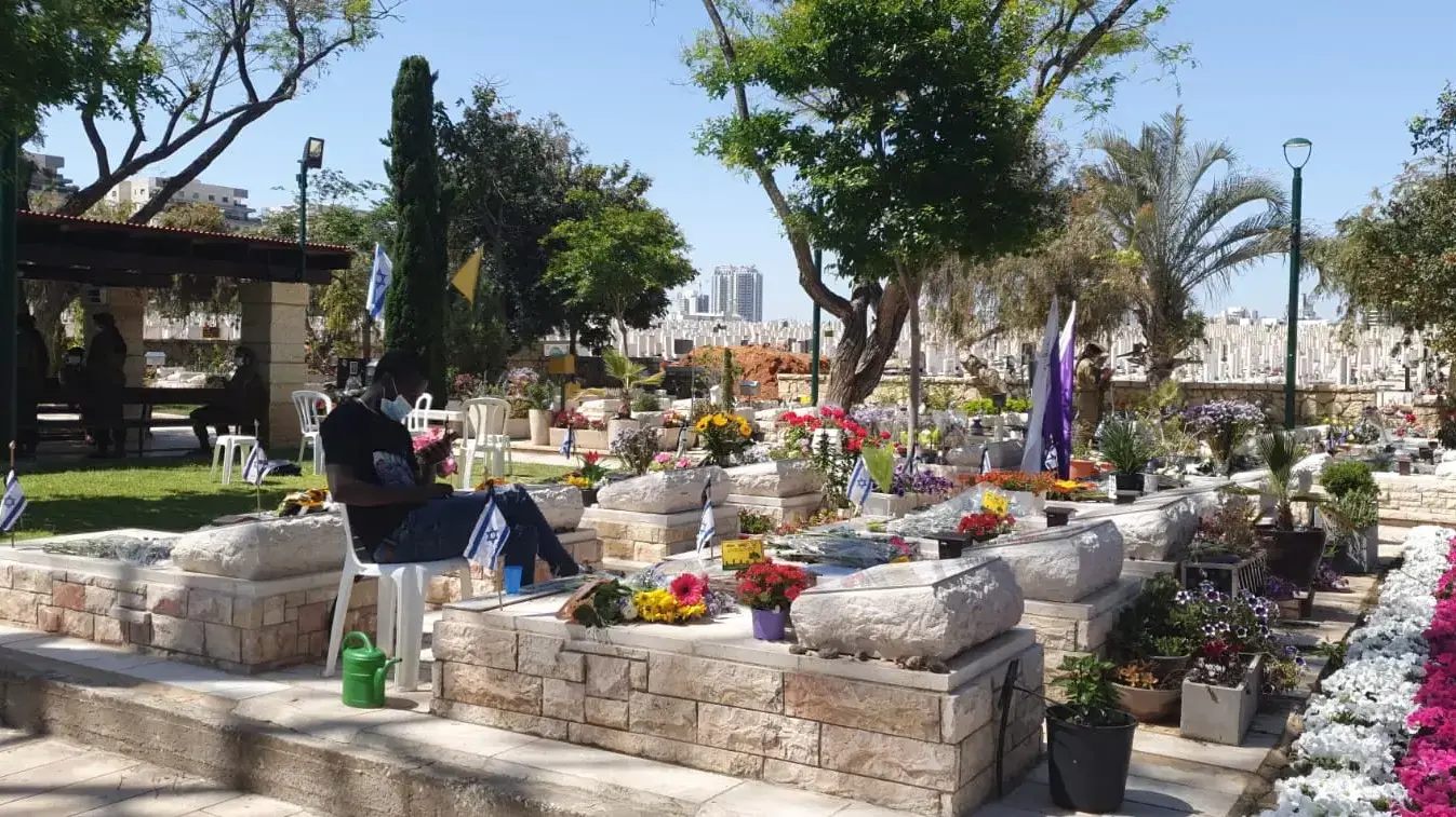 גטנט מטקיי סמוך לקברו של אחיו שטו טספו ז"ל בבית העלמין סגולה , יום הזיכרון תש"פ, 28 באפריל 2020 גטנט מטקיי סמוך לקברו של אחיו שטו טספו ז"ל בבית העלמין סגולה , יום הזיכרון תש"פ, 28 באפריל 2020