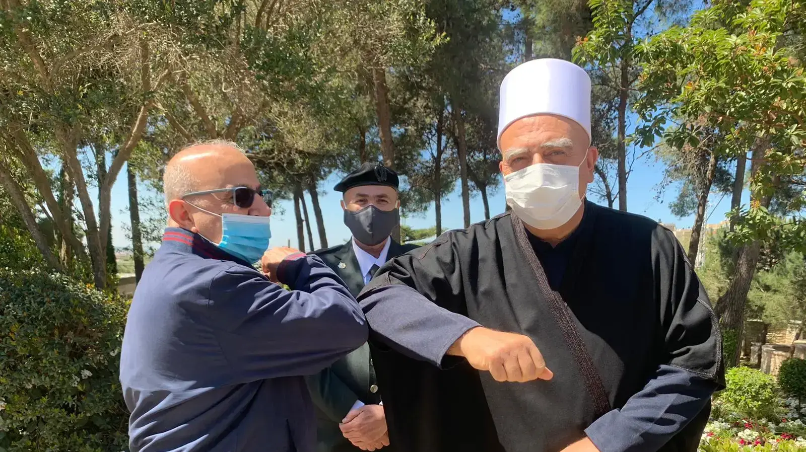 שייח' מוואפק טריף,ראש עיריית דאלית אל כרמל רפיק חלבי ומתאם הפעולות בשטחים כמיל אבו רוקון בבית העלמין הצבאי בעוספיא, 28 באפריל 2020 שייח' מוואפק טריף,ראש עיריית דאלית אל כרמל רפיק חלבי ומתאם הפעולות בשטחים כמיל אבו רוקון בבית העלמין הצבאי בעוספיא, 28 באפריל 2020