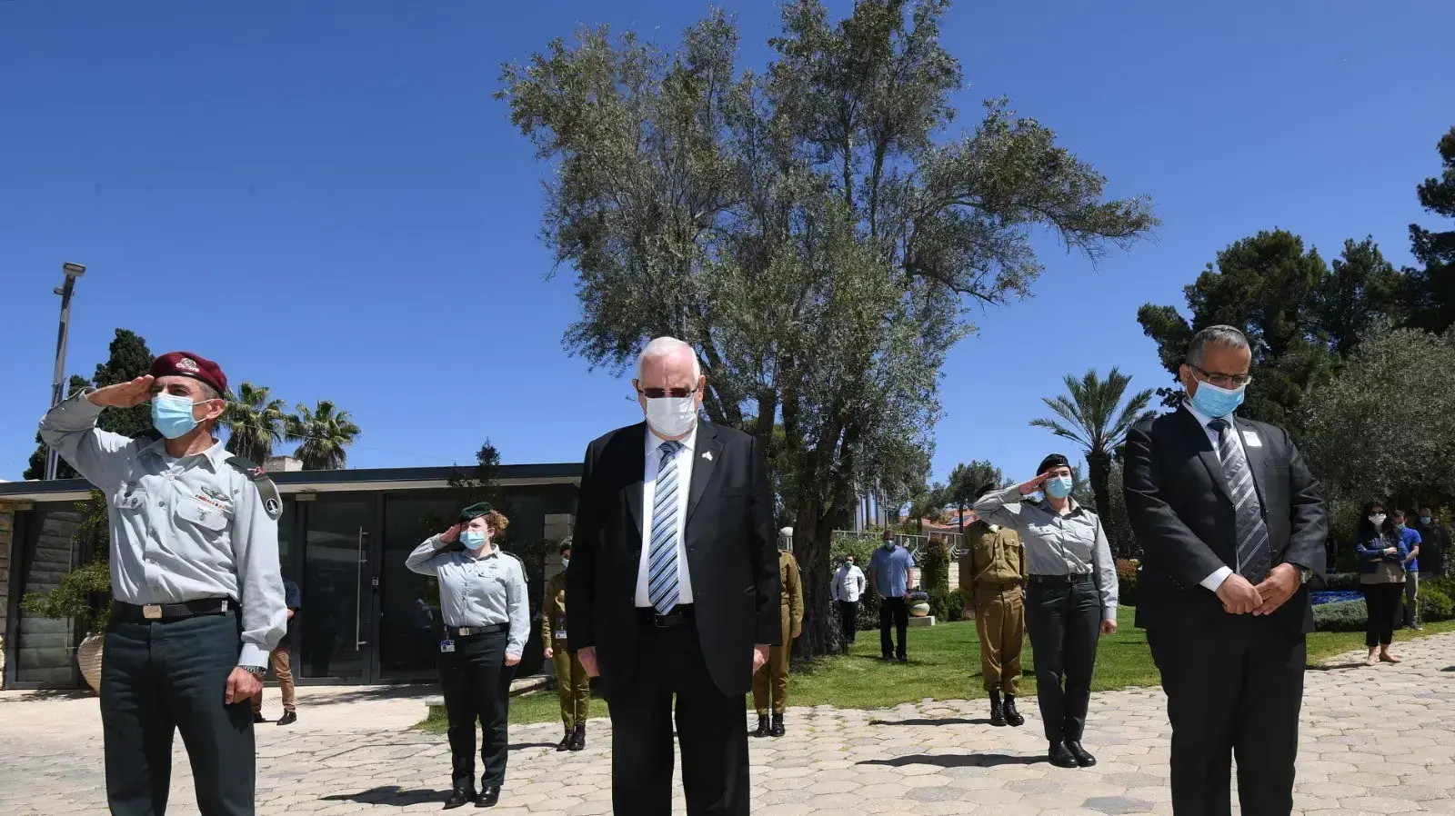 נשיא המדינה ראובן (רובי) ריבלין, בעומדו היום בבית הנשיא בצפירה שנשמעה לציון יום הזיכרון לחללי מערכות ישראל, 28 באפריל 2020