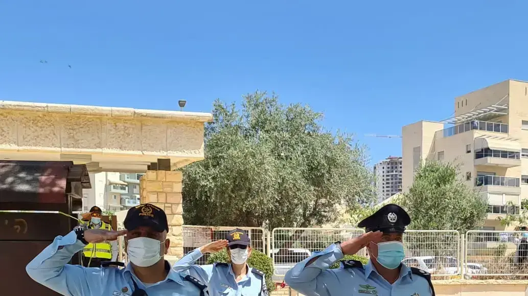 ניצב יורם סופר מפקד מחוז דרום במשטרה ומפקד תחנת באר שבע
נצ"מ אפי שימן בבית העלמין בב"ש 28 באפריל 2020 ניצב יורם סופר מפקד מחוז דרום במשטרה ומפקד תחנת באר שבע
נצ"מ אפי שימן בבית העלמין בב"ש 28 באפריל 2020