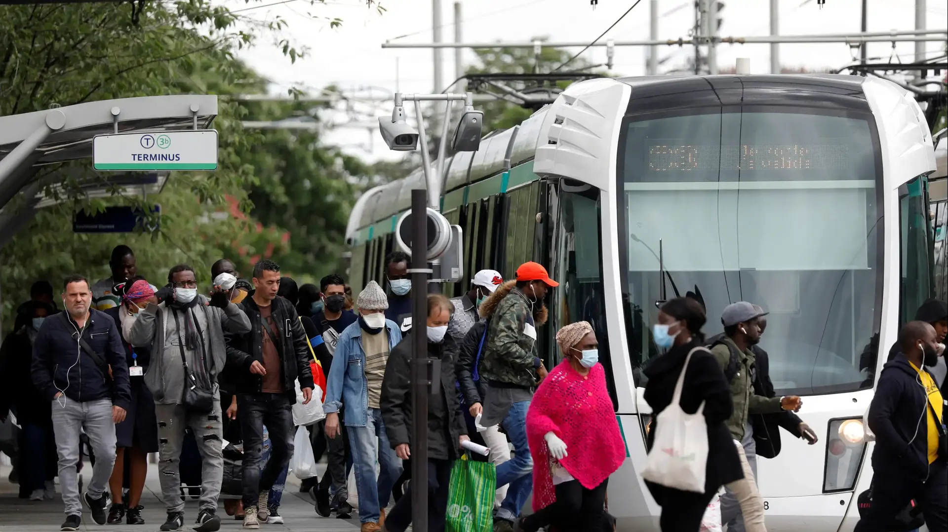 תושבי פריז, צרפת, עם מסיכות ברכבת הקלה לאחר שהוסרו כמה מגבלות שהוטלו בשל מגפת הקורונה. 28 באפריל 2020