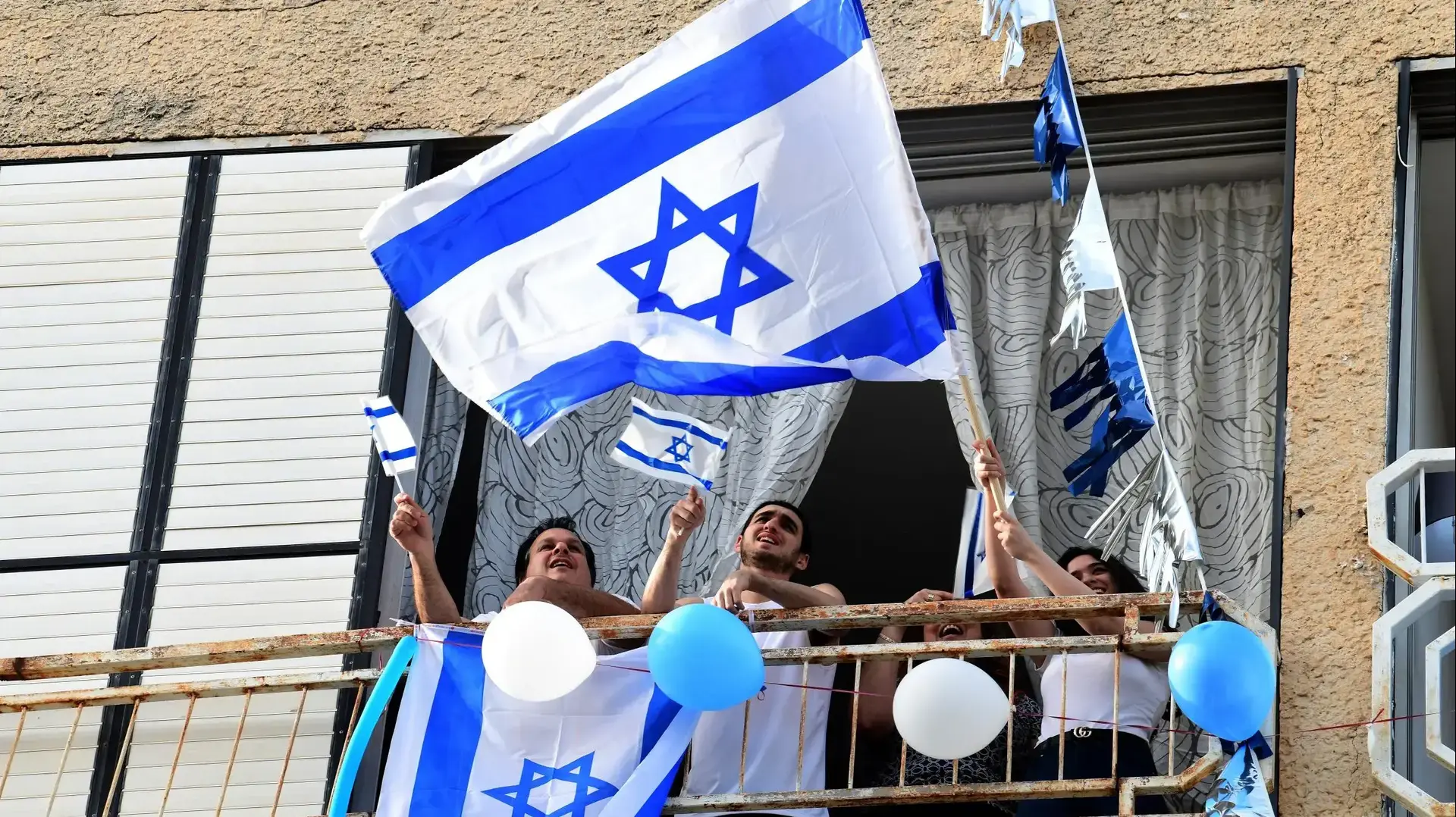 קישוט מרפסות בדגלי המדינה לרגל יום העצמאות בפתח תקווה 24 באפריל 2020 קישוט מרפסות בדגלי המדינה לרגל יום העצמאות בפתח תקווה 24 באפריל 2020