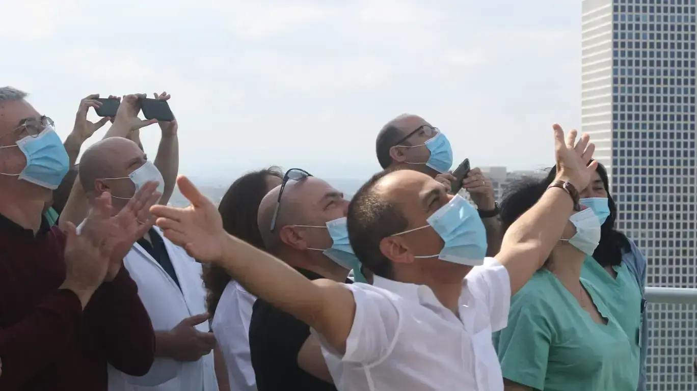 צוותי הרופאה באיכילוב נרגשים בעת הגעת המטס לרגל יום העצמאות 29 באפריל 2020 צוותי הרופאה באיכילוב נרגשים בעת הגעת המטס לרגל יום העצמאות 29 באפריל 2020