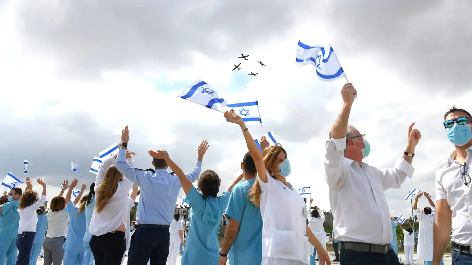 צוותי הרופאה בבלינסון נרגשים בעת הגעת המטס לרגל יום העצמאות 29 באפריל 2020 צוותי הרופאה בבלינסון נרגשים בעת הגעת המטס לרגל יום העצמאות 29 באפריל 2020