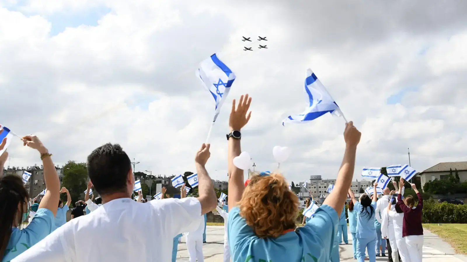 צוותי הרופאה בבלינסון נרגשים בעת הגעת המטס לרגל יום העצמאות 29 באפריל 2020