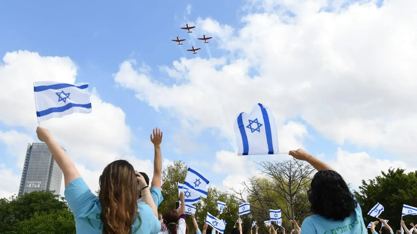 צוותי הרופאה בבלינסון נרגשים בעת הגעת המטס לרגל יום העצמאות 29 באפריל 2020 צוותי הרופאה בבלינסון נרגשים בעת הגעת המטס לרגל יום העצמאות 29 באפריל 2020