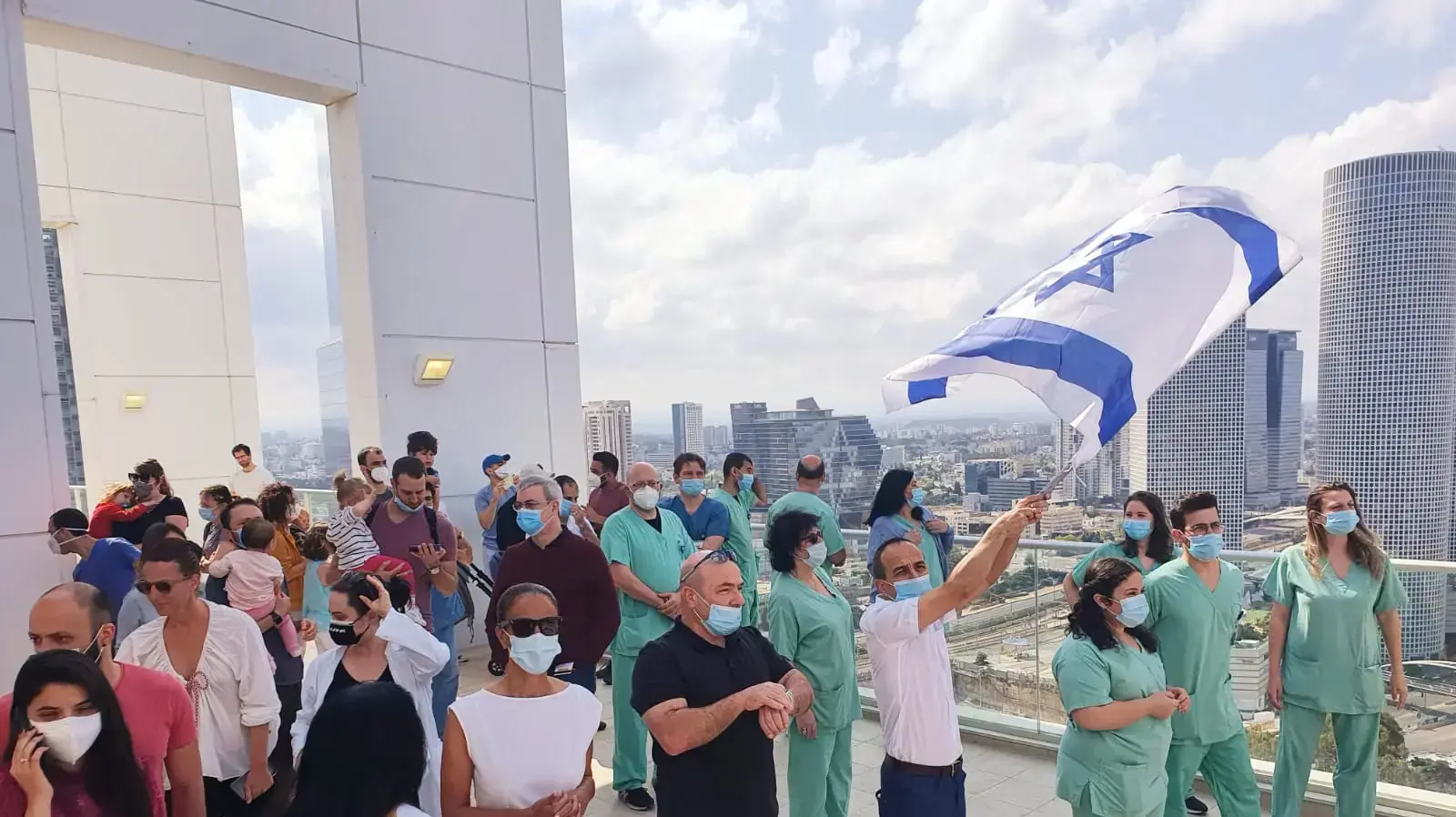 צוותי הרופאה באיכילוב נרגשים בעת הגעת המטס לרגל יום העצמאות 29 באפריל 2020 צוותי הרופאה באיכילוב נרגשים בעת הגעת המטס לרגל יום העצמאות 29 באפריל 2020