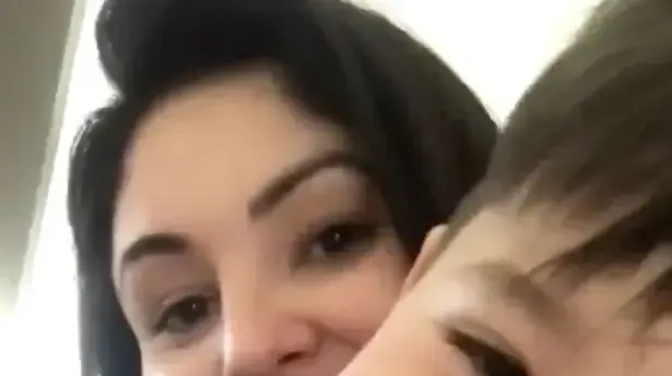 הבלוגרית לאורה מאזה עם בנה לוקה הבלוגרית לאורה מאזה עם בנה לוקה