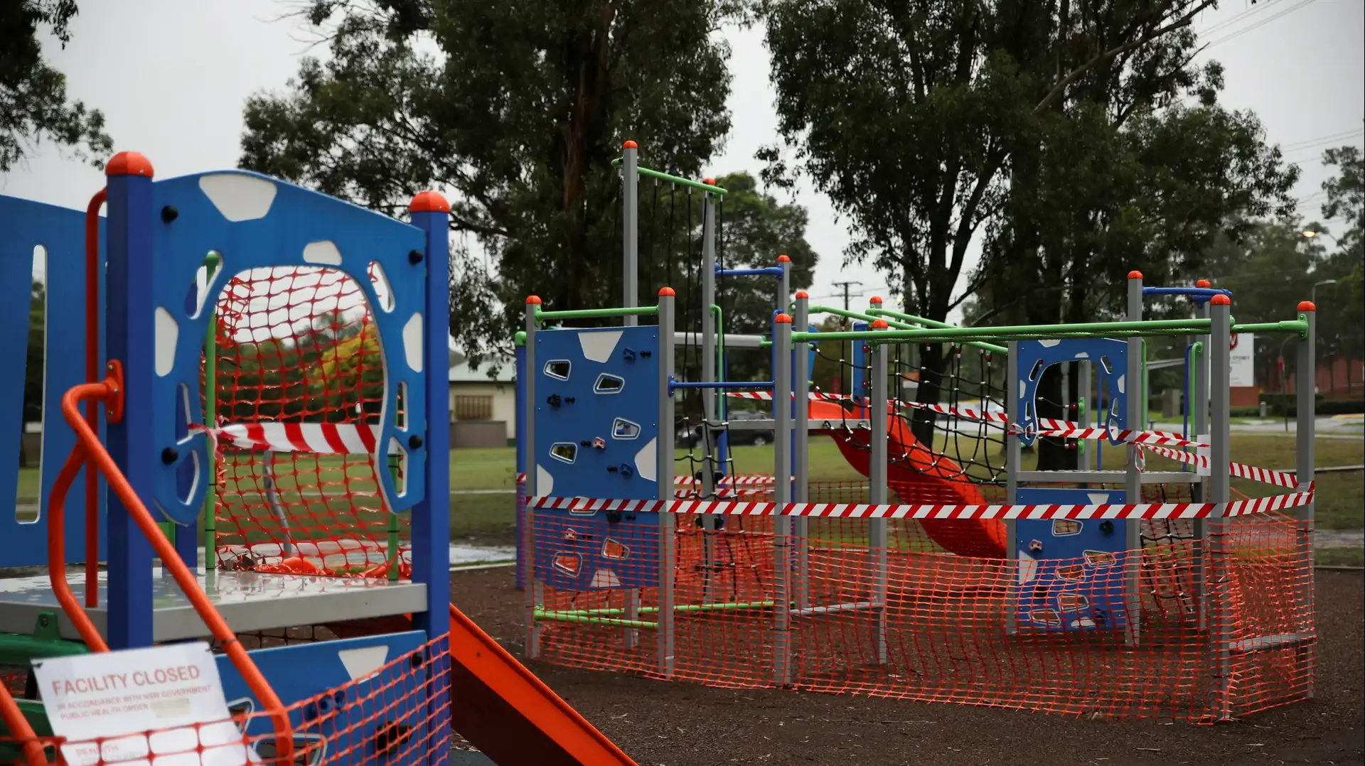 גן שעשועים סגור בסידני, אוסטרליה, כחלק מהמאבק בנגיף הקורונה. 30 באפריל 2020 גן שעשועים סגור בסידני, אוסטרליה, כחלק מהמאבק בנגיף הקורונה. 30 באפריל 2020