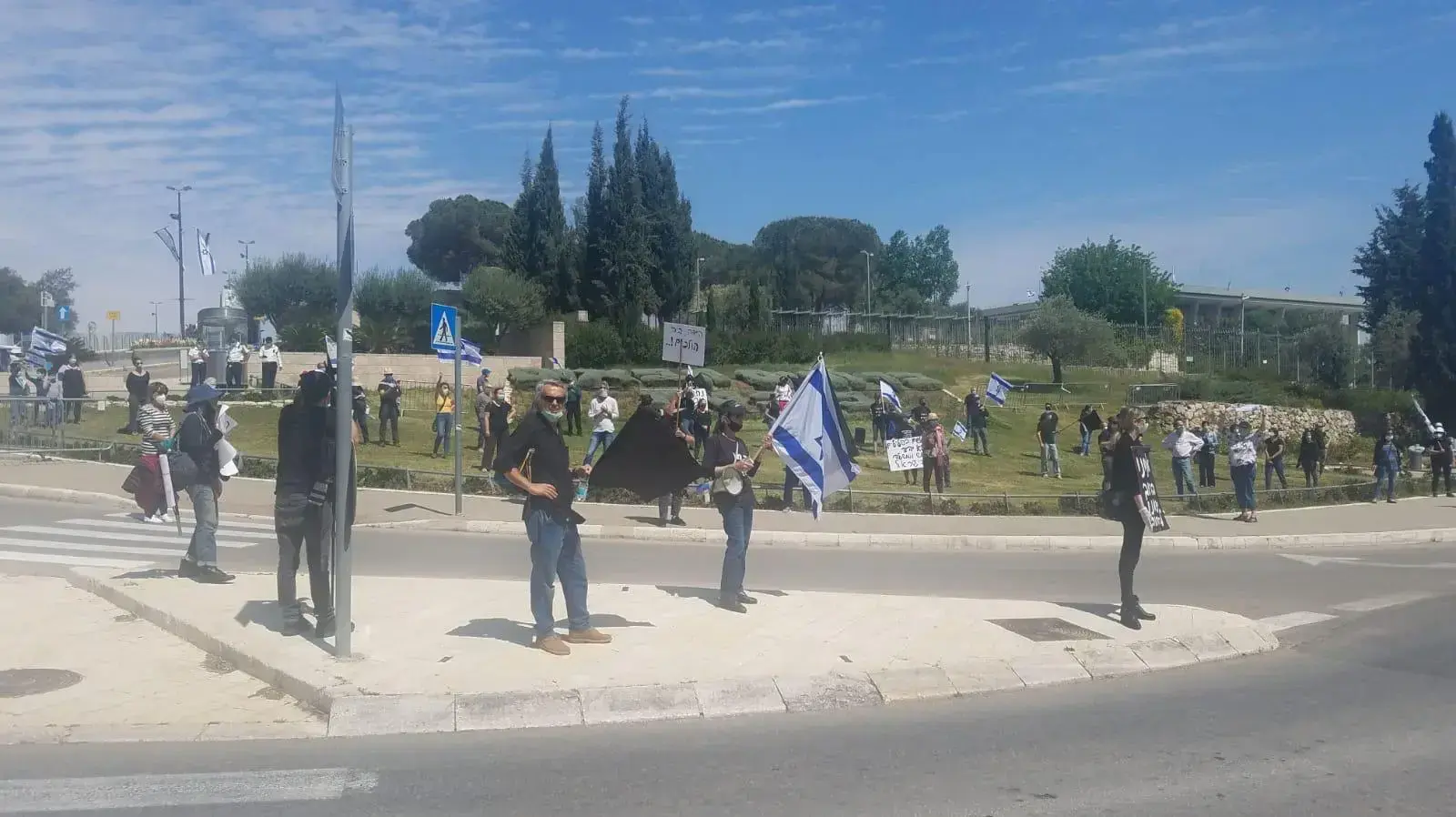 מחאת הדגלים השחורים  מחוץ לכנסת, ירושלים 30 באפריל 2020