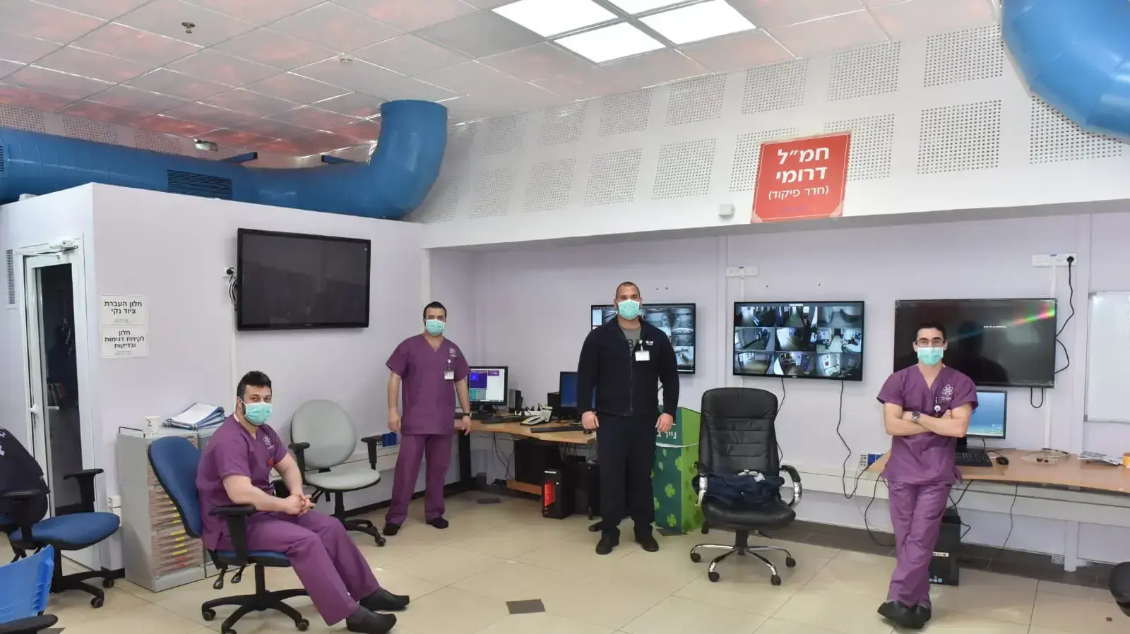 סגירת מחלקת קורונה א' והעברת המטופלים למחלקת קורונה ב' במרכז הרפואי לגליל, נהריה, 30 באפריל 2020 סגירת מחלקת קורונה א' והעברת המטופלים למחלקת קורונה ב' במרכז הרפואי לגליל, נהריה, 30 באפריל 2020