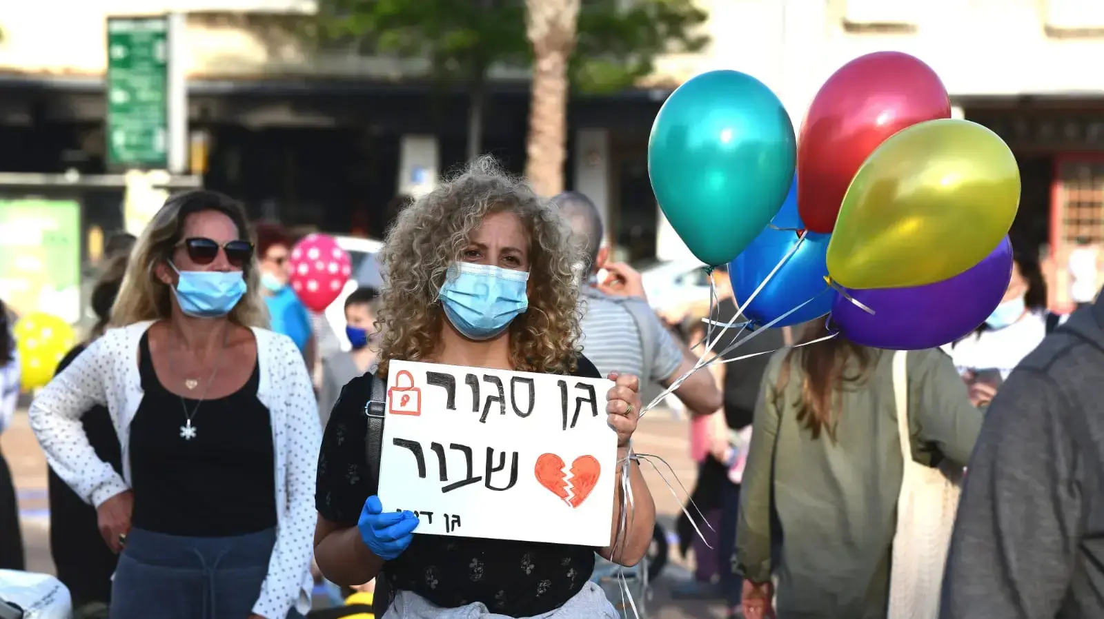 מחאת הגננות נגד דרישת משרד האוצר להטיל את ההפסדים הכספים על ההורים, כיכר רבין, תל אביב 30 באפריל 2020 מחאת הגננות נגד דרישת משרד האוצר להטיל את ההפסדים הכספים על ההורים, כיכר רבין, תל אביב 30 באפריל 2020