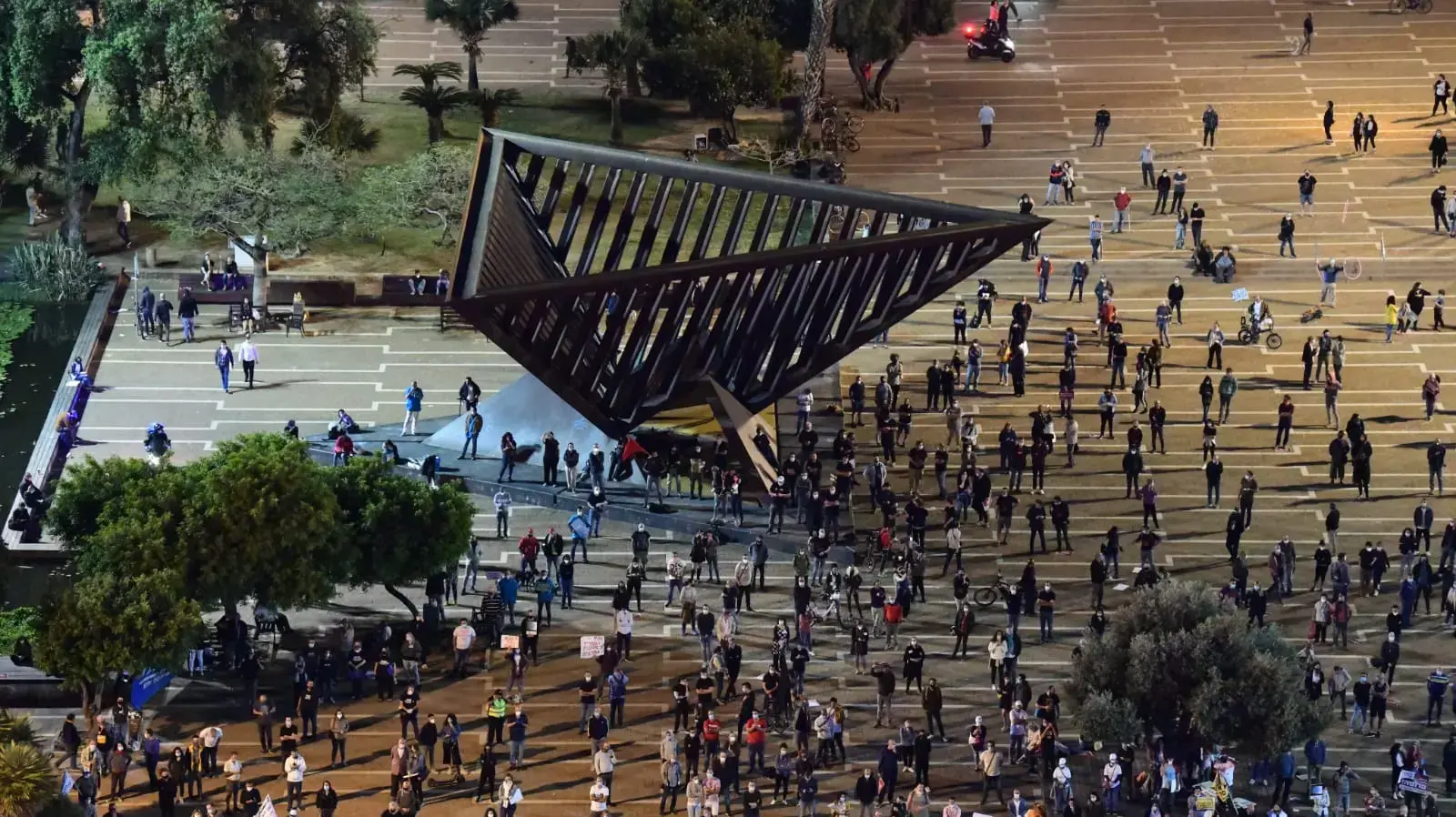 מחאת העצמאים, כיכר רבין תל אביב, 30 באפריל 2020 מחאת העצמאים, כיכר רבין תל אביב, 30 באפריל 2020