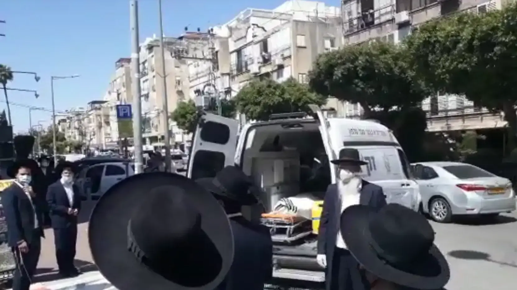 הלווייתו של הרב שלמה מאיר רוזנברג, שמת בגיל 72 לאחר שנדבק בנגיף הקורונה. 01 במאי 2020 הלווייתו של הרב שלמה מאיר רוזנברג, שמת בגיל 72 לאחר שנדבק בנגיף הקורונה. 01 במאי 2020