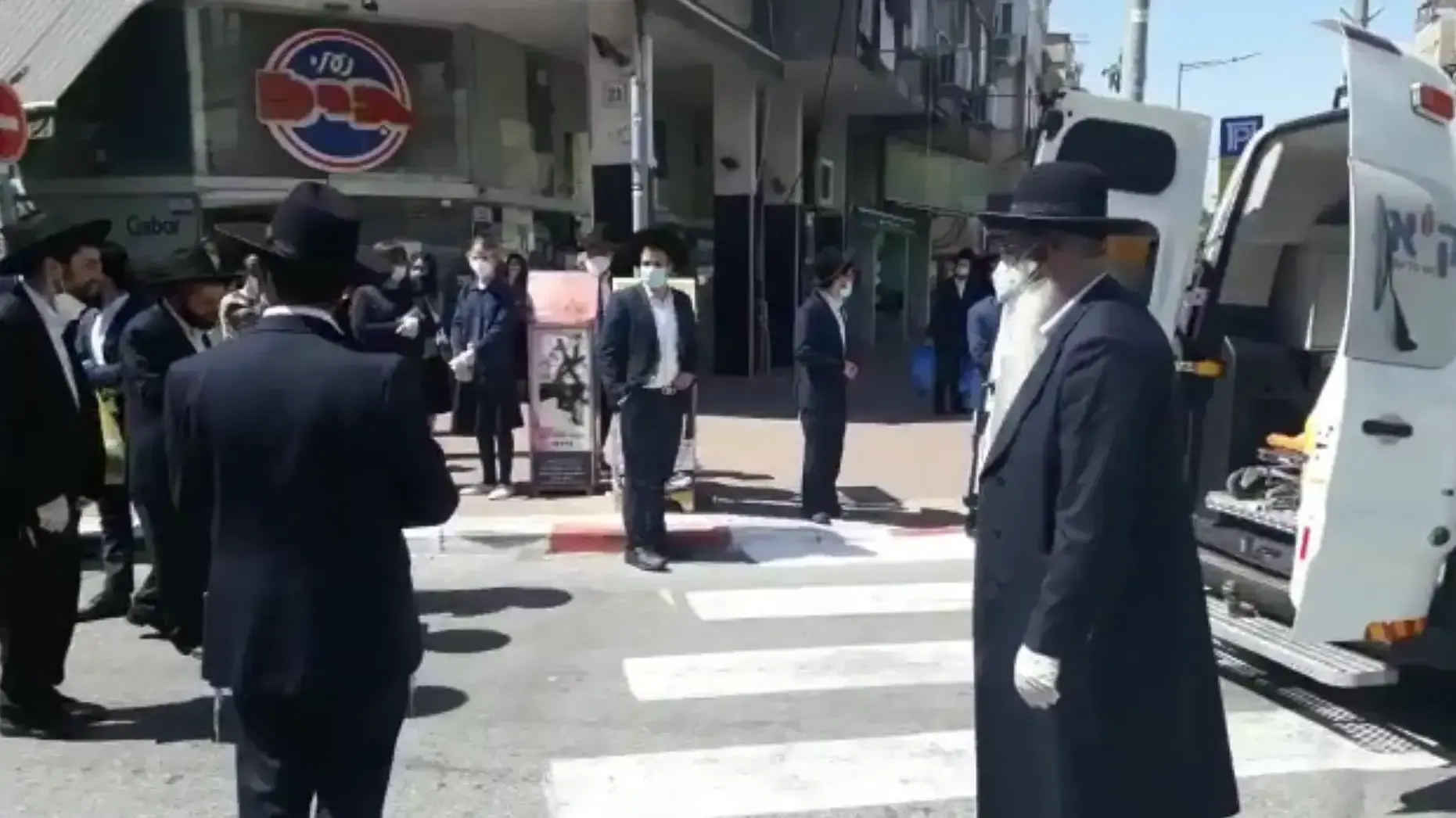 הלווייתו של הרב שלמה מאיר רוזנברג, שמת בגיל 72 לאחר שנדבק בנגיף הקורונה. 01 במאי 2020 הלווייתו של הרב שלמה מאיר רוזנברג, שמת בגיל 72 לאחר שנדבק בנגיף הקורונה. 01 במאי 2020