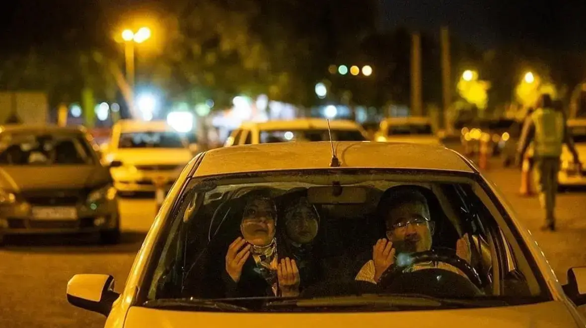 איראנים מציינים את סוף צום הרמדאן במתחם דרייב אין בעקבות הקורונה. 2 במאי 2020 איראנים מציינים את סוף צום הרמדאן במתחם דרייב אין בעקבות הקורונה. 2 במאי 2020