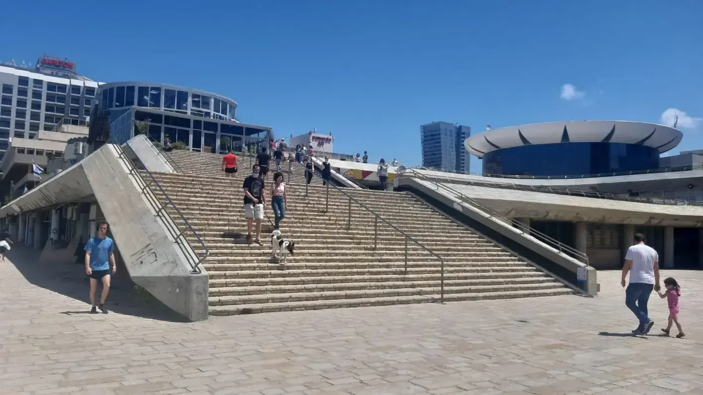 אנשים מבלים בטיילת חוף הים בתל אביב, 2 במאי 2020 אנשים מבלים בטיילת חוף הים בתל אביב, 2 במאי 2020