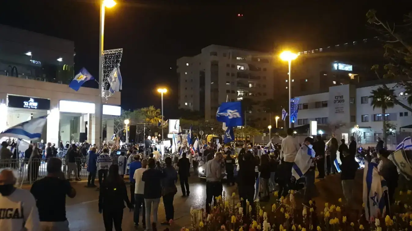מפגינים נגד היועץ המשפטי לממשלה אביחי מנדלבליט ובג"ץ בכיכר גורן בפתח תקווה, 2 במאי 2020