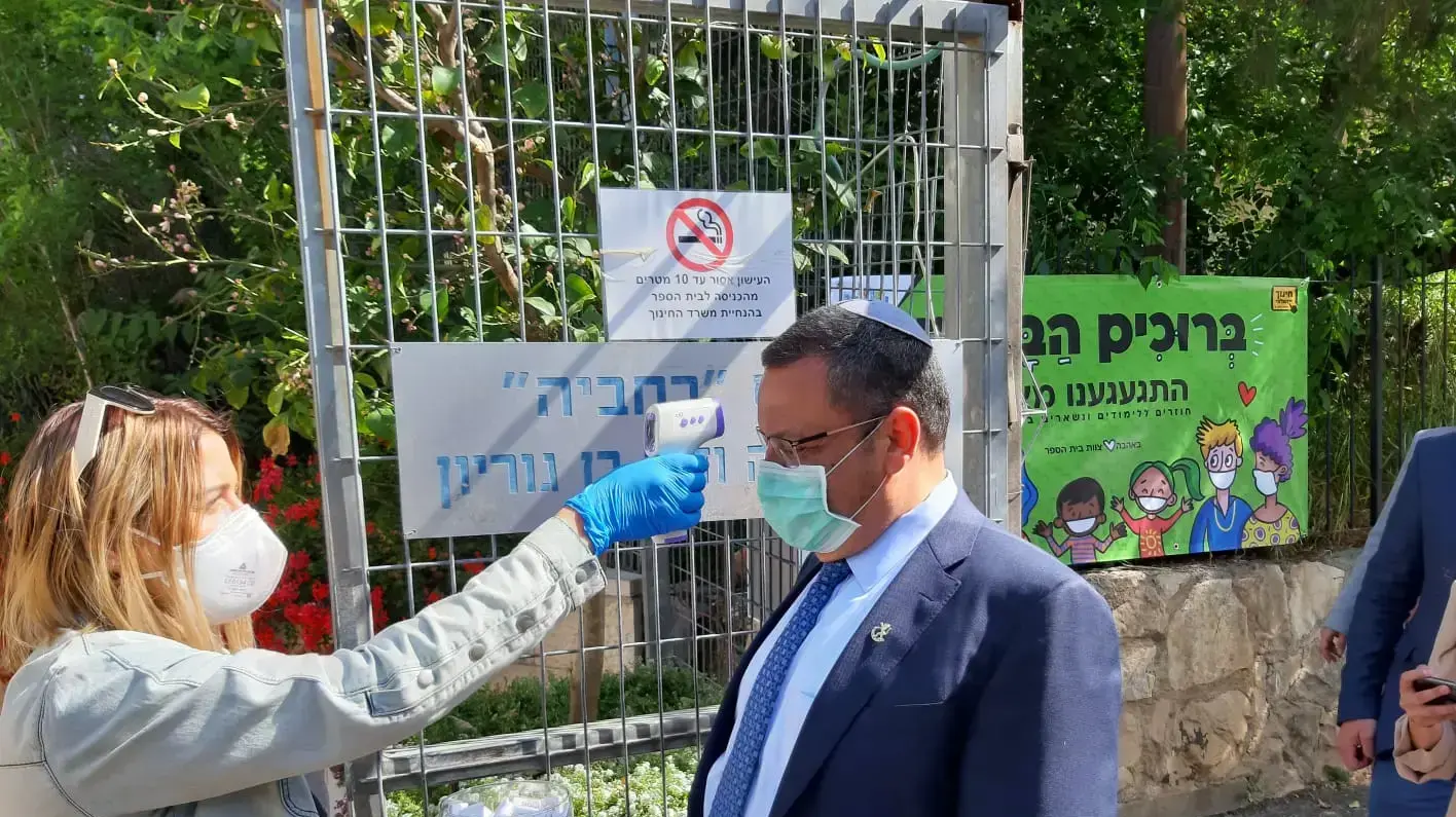 ראש עיריית ירושלים משה ליאון בכניסה לבית הספר פולה בן גוריון בירושלים, 3 במאי 2020 ראש עיריית ירושלים משה ליאון בכניסה לבית הספר פולה בן גוריון בירושלים, 3 במאי 2020