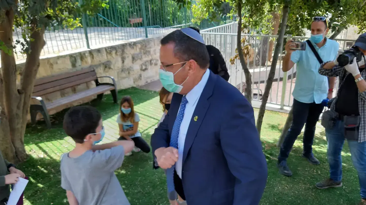 ראש עיריית ירושלים משה ליאון בכניסה לבית הספר פולה בן גוריון בירושלים, 3 במאי 2020 ראש עיריית ירושלים משה ליאון בכניסה לבית הספר פולה בן גוריון בירושלים, 3 במאי 2020
