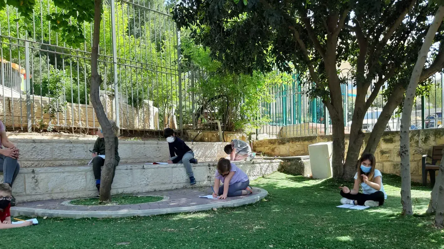 ראש עיריית ירושלים משה ליאון בכניסה לבית הספר פולה בן גוריון בירושלים, 3 במאי 2020 ראש עיריית ירושלים משה ליאון בכניסה לבית הספר פולה בן גוריון בירושלים, 3 במאי 2020