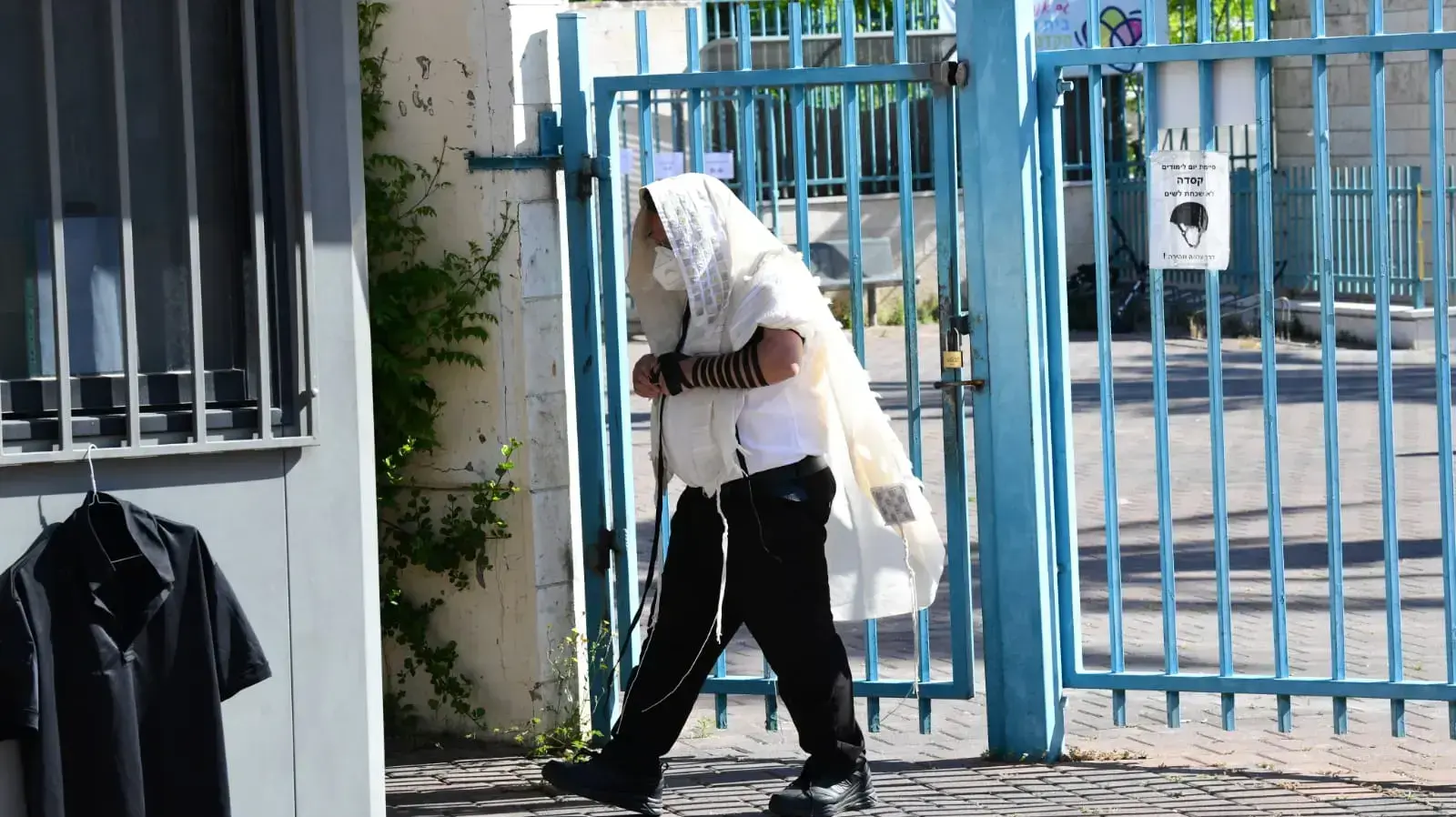 שומר בכניסה לתיכון אחד העם בפתח תקוה שיפתח מחר, 3 במאי 2020 שומר בכניסה לתיכון אחד העם בפתח תקוה שיפתח מחר, 3 במאי 2020