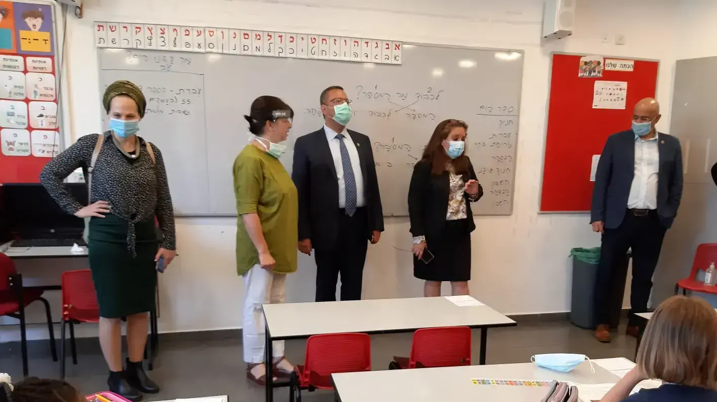 ראש עיריית ירושלים משה ליאון בכניסה לבית הספר פולה בן גוריון בירושלים, 3 במאי 2020 ראש עיריית ירושלים משה ליאון בכניסה לבית הספר פולה בן גוריון בירושלים, 3 במאי 2020