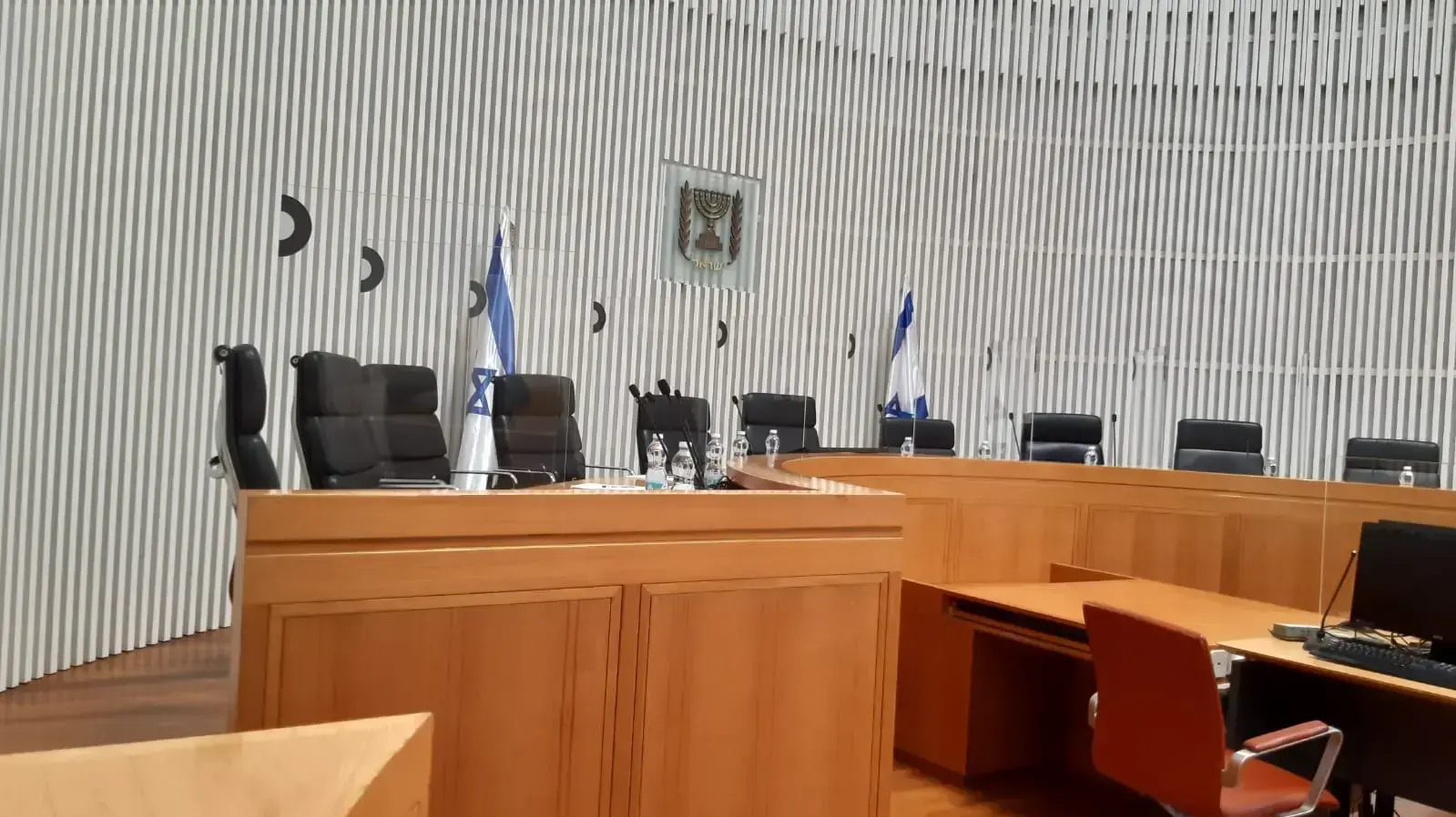אולם ג' בבג"ץ, שבו ייערך היום הדיון בנושא כהונת נתניהו, 3 במאי 2020 אולם ג' בבג"ץ, שבו ייערך היום הדיון בנושא כהונת נתניהו, 3 במאי 2020
