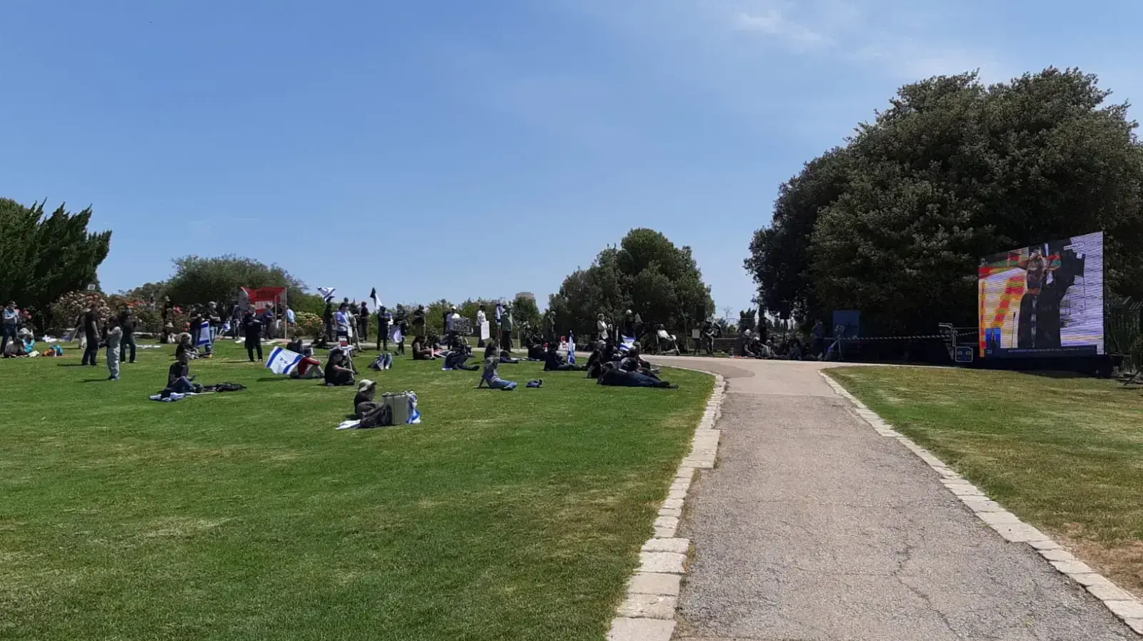 אזרחים צופים בשידור החי מדיון כהונת נתניהו מבג"ץ, גן הורדים ירושלים אזרחים צופים בשידור החי מדיון כהונת נתניהו מבג"ץ, גן הורדים ירושלים