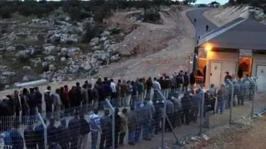פועלים פלסטינים שהורשו לשוב לעבוד בישראל, עומדים בתור לכניסה לארץ. 3 במאי 2020 פועלים פלסטינים שהורשו לשוב לעבוד בישראל, עומדים בתור לכניסה לארץ. 3 במאי 2020