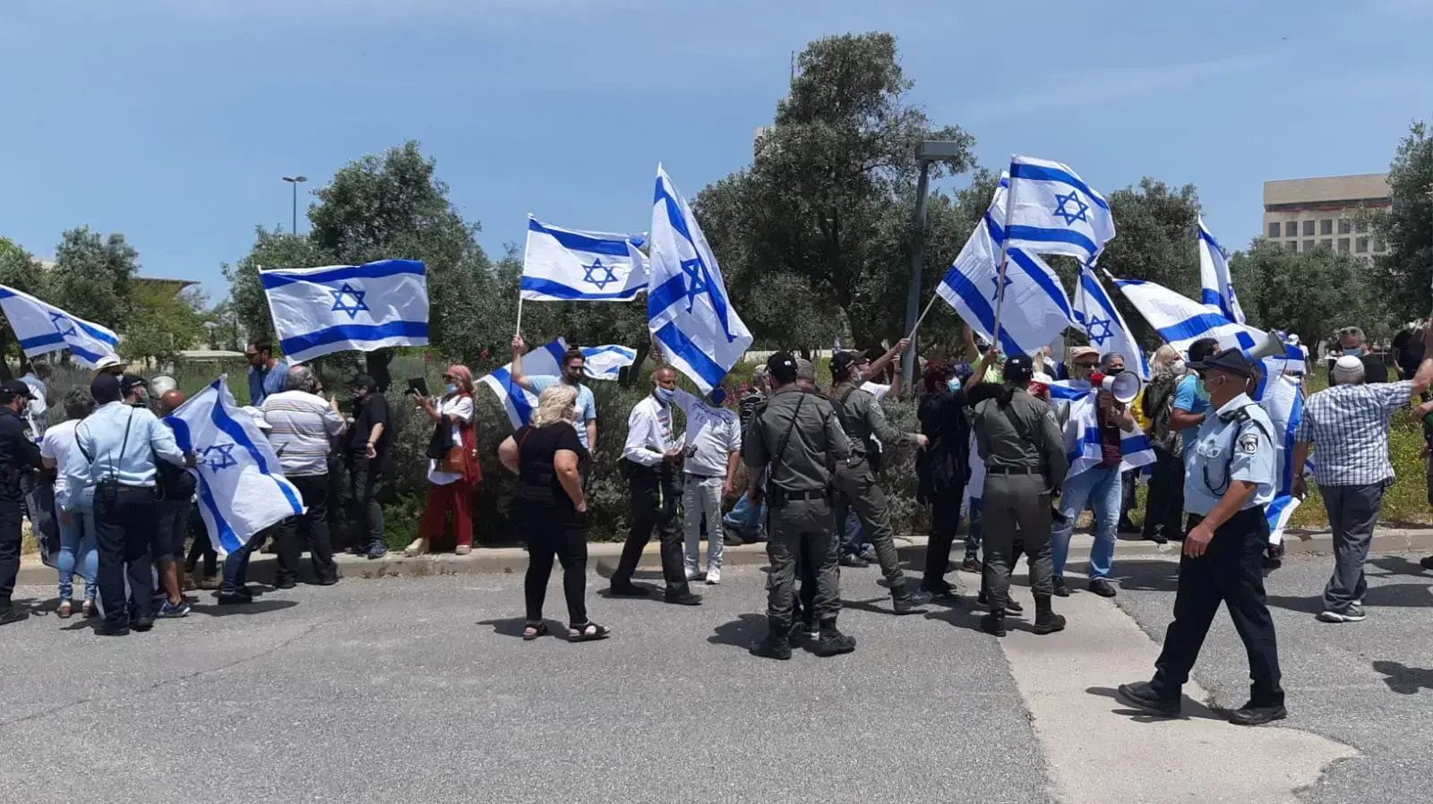 מפגינים מול בג"ץ - למען הדמוקרטיה, 3 במאי 2020 מפגינים מול בג"ץ - למען הדמוקרטיה, 3 במאי 2020