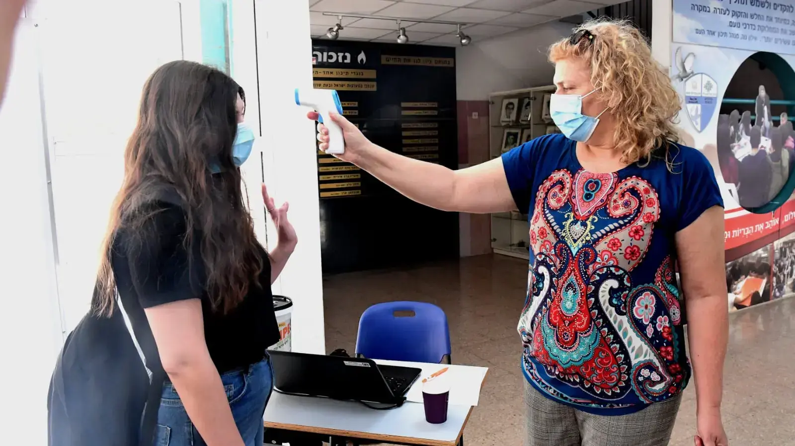 בדיקת חום בכניסה לבית הספר התיכון אחד העם בפתח תקווה 5 במאי 2020 בדיקת חום בכניסה לבית הספר התיכון אחד העם בפתח תקווה 5 במאי 2020