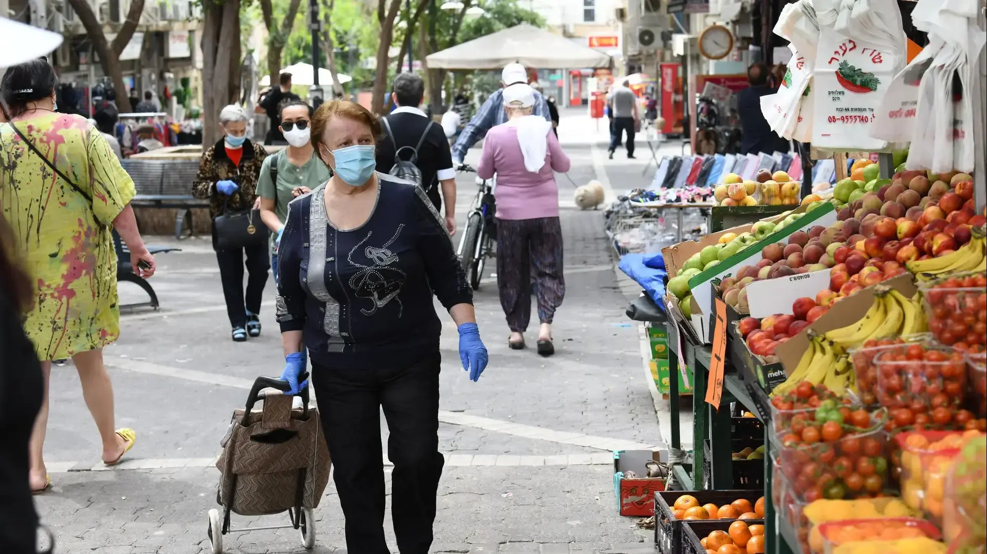 עוטים מסכה לצורך התגוננות מנגיף הקורונה ברקע פתיחת שווקים בפתח תקווה לאחר הקלות הממשלה 5 במאי 2020 עוטים מסכה לצורך התגוננות מנגיף הקורונה ברקע פתיחת שווקים בפתח תקווה לאחר הקלות הממשלה 5 במאי 2020